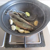 Illustration of how to make green bean and loach soup 3