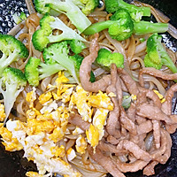 #Autumn Health Eat Like This#Broccoli, egg and shredded pork stir-fry Illustration of how to make rice noodles 6