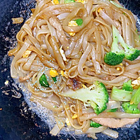 #Autumn Health Eat Like This#Broccoli, egg and shredded pork stir-fry Illustration of how to make rice noodles 7