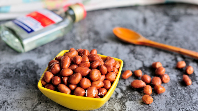 Crispy fried peanuts