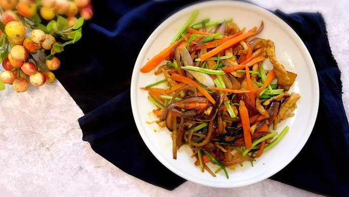 Stir-fried meat with carrots, celery and onions