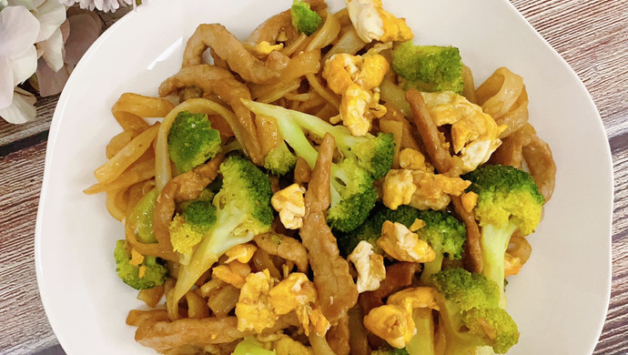 Fried rice noodles with broccoli, egg and shredded pork