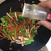 Vegetarian - Illustration of how to make celery and carrots stir-fried and dried 6