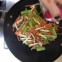 Vegetarian - Illustration of how to make celery and carrots stir-fried and dried 4