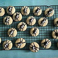 #Autumn Health Eat Like This#How to make Halloween Spider Cookies Illustration 17