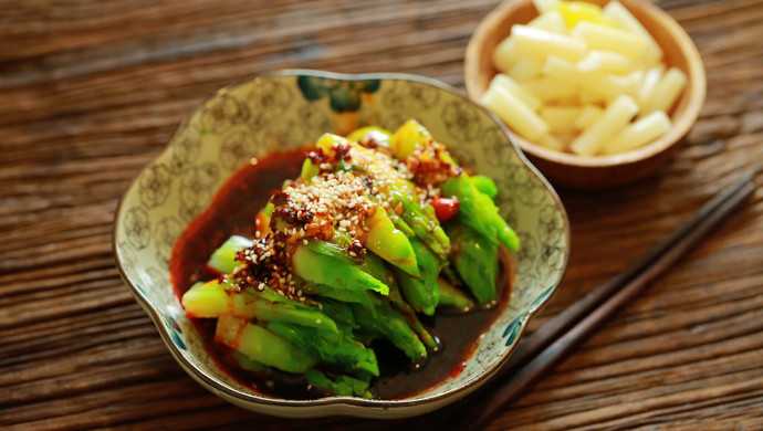 Vegetables with dipping sauce