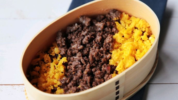 Egg and beef two-color rice bowl