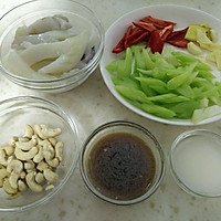 Illustration of how to make fried flower branches with cashews and celery 2