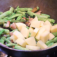 Illustration of how to make beans and potatoes stewed 3