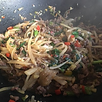 Illustration of how to make stir-fried beef with shredded white radish#Meat Eaters Alliance# 12