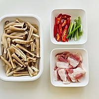 Illustration of how to make stir-fried pork belly with antler mushrooms 1