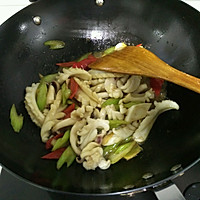 Illustration of how to make stir-fried cashews and celery branches 7