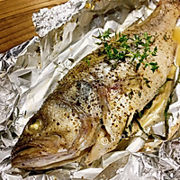 Illustration of how to grill seabass in tin foil without using the oil pan. 12