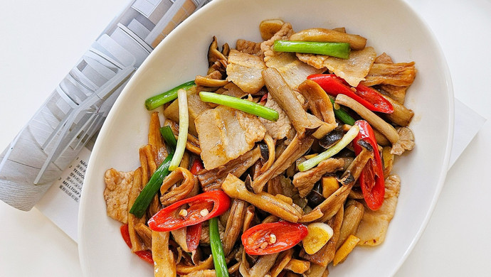 Stir-fried Pork Belly with Deer Antler Mushroom