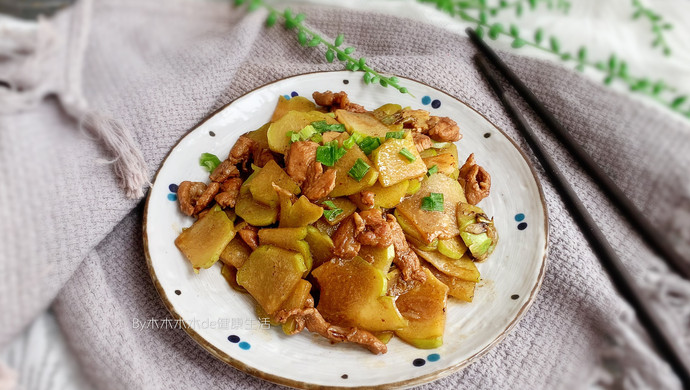 Stir-fried pork slices with chayote