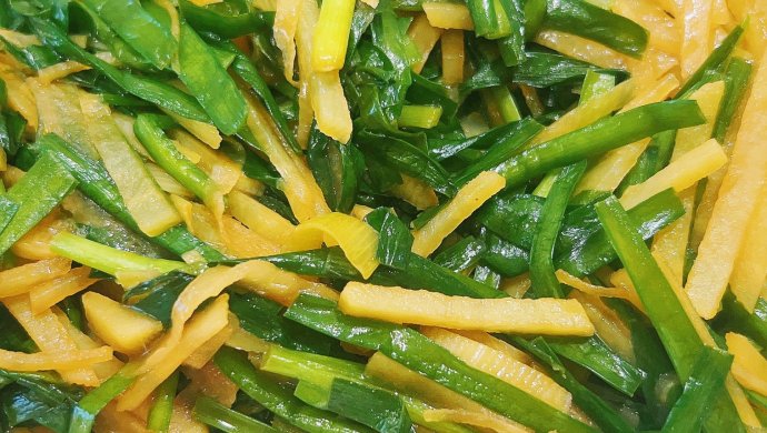 Stir-fried shredded potatoes with leeks