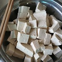 Illustration of how to make fried tofu with oil residue 1