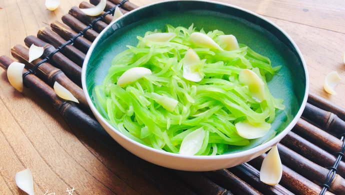 Stir-fried lilies with lettuce