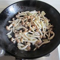 Illustration of how to make stir-fried loofah with crab-flavored mushrooms 3