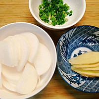 #安佳 Halloween Baking Wonderful Night#The soup is white and delicious Illustration of how to make white radish and fish head soup 3