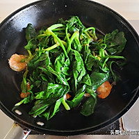 Illustration of how to make fried spinach and shrimps 5