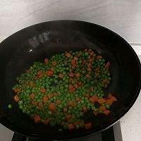 #Mother's Day, cook a dish for mom#Vegetarian fried peas Illustration of how to make diced carrots5