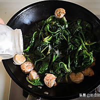 Illustration of how to make fried spinach and shrimp 6