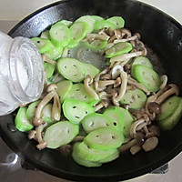 Illustration of how to make stir-fried loofah with crab-flavored mushrooms 5