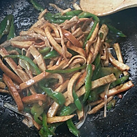 Illustration of how to make stir-fried shredded pork with dried green pepper 3