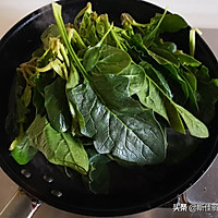 Illustration of how to make fried spinach and shrimp 3