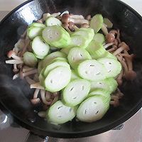 Illustration of how to make stir-fried loofah with crab-flavored mushrooms 4