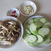 Illustration of how to make stir-fried loofah with crab-flavored mushrooms 1