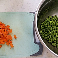 #Mother's Day, cook a dish for mom#Vegetarian fried peas Illustration of how to make diced carrots 2