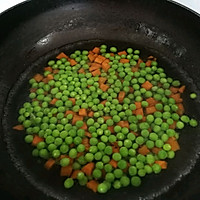 #Mother's Day, cook a dish for mom#Vegetarian fried peas Illustration of how to make diced carrots 3