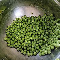 #Mother's Day, cook a dish for mom#Vegetarian fried peas Illustration of how to make diced carrots 1