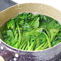 Illustration of how to make stir-fried spinach and carrots 4