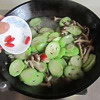 Illustration of how to make stir-fried loofah with crab-flavored mushrooms 6