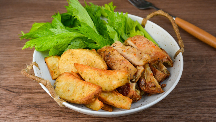 Sour Cream Potato Wedges and Black Pepper Chicken Salad