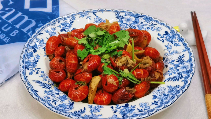 Stir-fried spicy crayfish tails