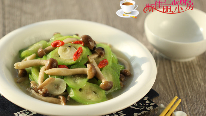 Stir-fried Luffa with Crab Flavored Mushrooms