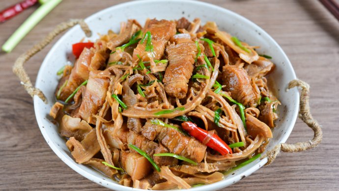 Stewed Pork Belly and Dried Bamboo Shoots