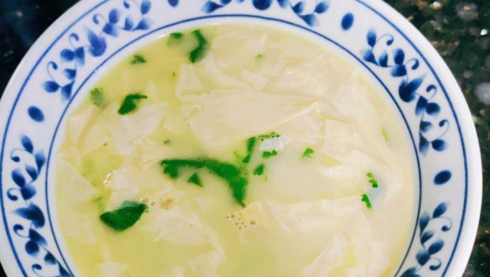 Crucian carp and tofu leaf soup