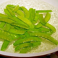 Illustration of how to make fried snow peas with sausage 1