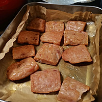 Illustrations of essential methods for making homemade luncheon meat hotpot and grilling 11