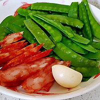 Illustration of how to make fried snow peas with sausage 2