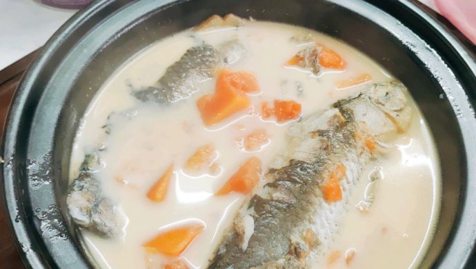 Milky papaya and crucian carp soup