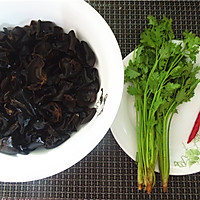 Illustration of how to make cold black fungus with coriander 1