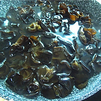 Illustration of how to make cold black fungus with coriander 9