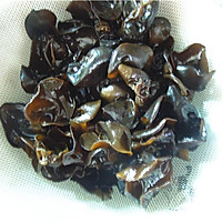 Illustration of how to make cold black fungus with coriander 2