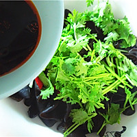 Illustration of how to make cold black fungus with coriander 11